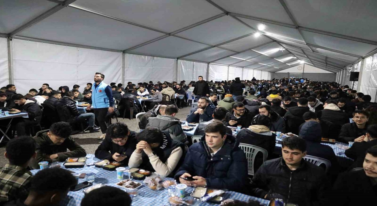 Farklı renklerdeki binler aynı sofrada oruç açtı