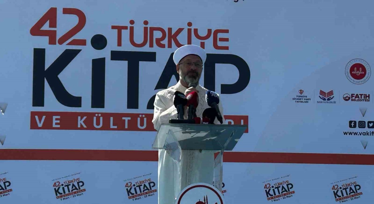 Fatih Camiinde Ramazan ayının ilk cuma namazı kılındı, Diyanet İşleri Başkanı Ali Erbaş hutbe verdi