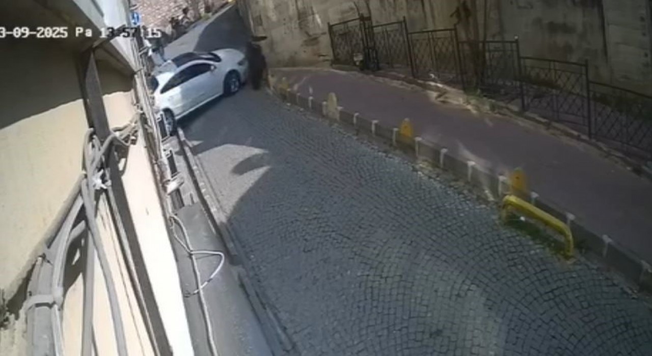 Fatihte vitesleri karıştırınca kaldırımdaki kadına çarptı: O anlar kamerada
