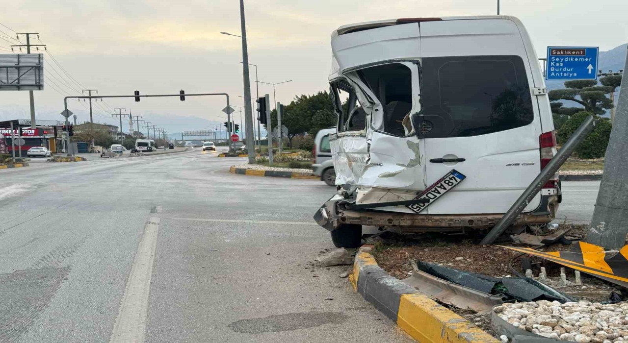 Fethiyede servis minibüsü ile kamyon çarpıştı: 4 yaralı