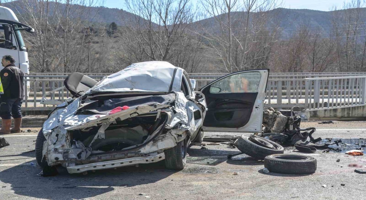 Fiat marka otomobil hurdaya döndü: 1 ölü