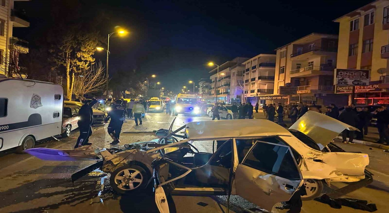 Fiat Tofaş otomobil, park halindeki araçlara çarpıp hurdaya döndü: 1i ağır 2 yaralı