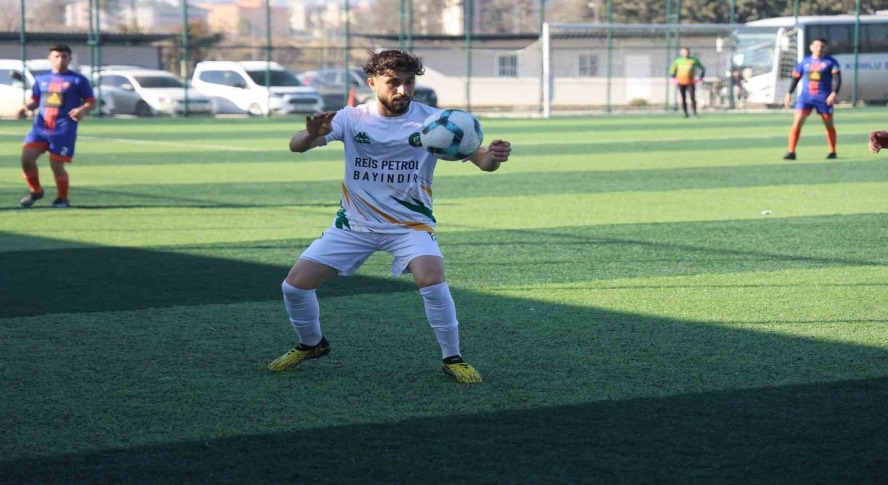 Futbol aşkından vazgeçmeyen Suriyeli Muhammed, savaştan kaçıp sığındığı Türkiyede yeşil sahada ter döküyor