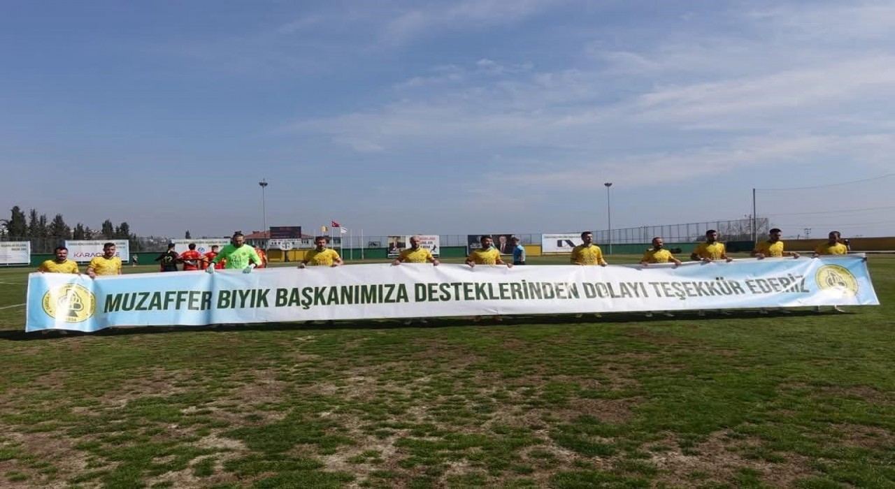 Futbolculardan Başkan Bıyıka teşekkür pankartı