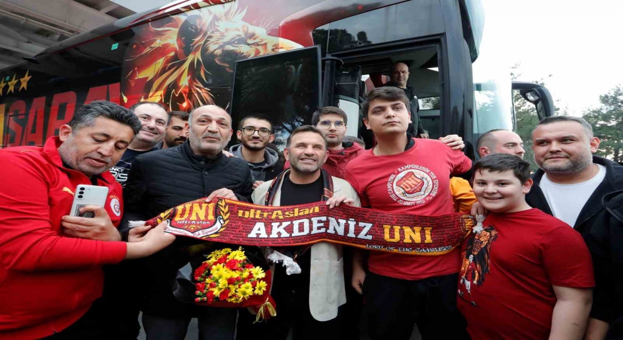 Galatasaray, Antalyada sevgi gösterileri ile karşılandı