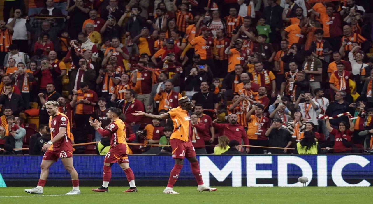 Galatasaray, Fenerbahçe ile puan farkını maç fazlasıyla 10a çıkardı