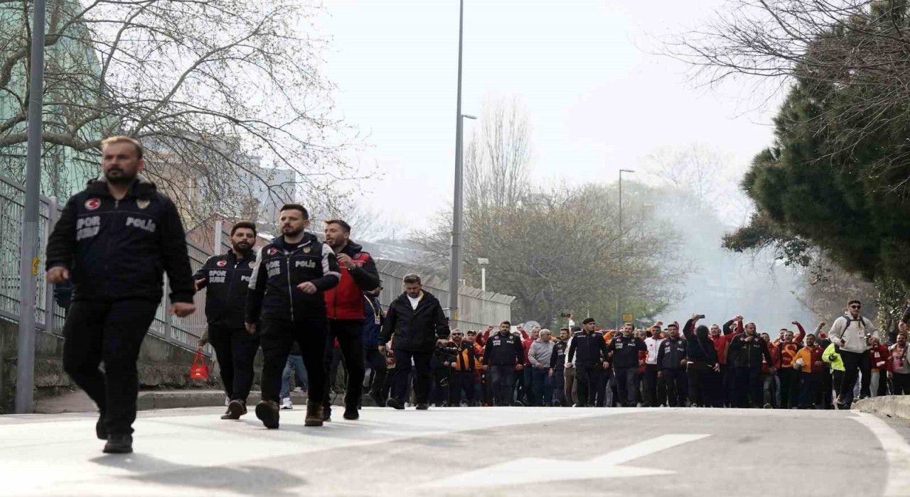 Galatasaray taraftarı, Dolmabahçeye geldi