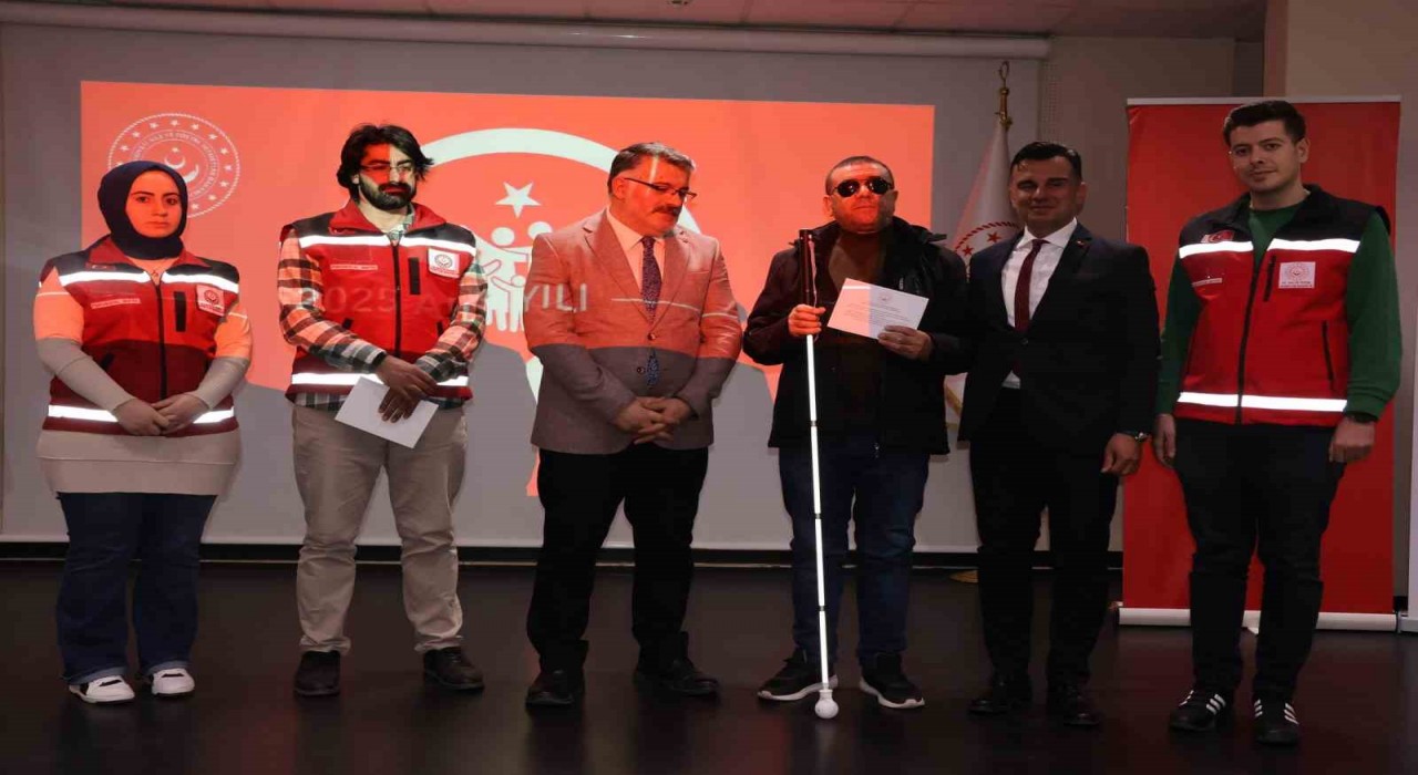 Gazi Sedat Aktaşa anlamlı destek: Akıllı baston takdim edildi