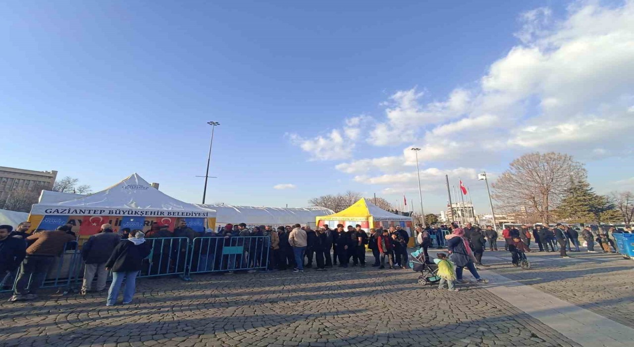 Gaziantep Büyükşehirin geleneksel iftar çadırları ilk gün yoğun ilgi gördü