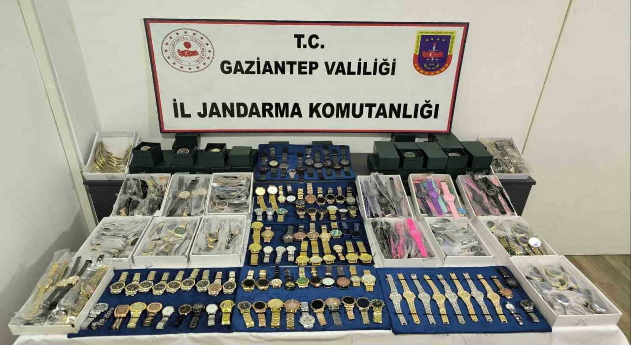 Gaziantepte 3 milyon TL değerinde kaçak taklit saat ele geçirildi
