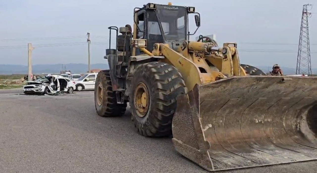 Gaziantepte iş makinesi ile otomobil çarpıştı: 1 ölü, 4 yaralı