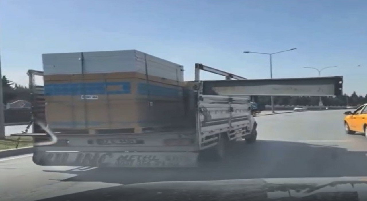 Gaziantepte kasası açık halde seyreden kamyonet tehlike saçtı