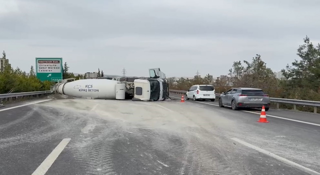Gaziantepte kontrolden çıkan beton mikseri devrildi: 1 yaralı