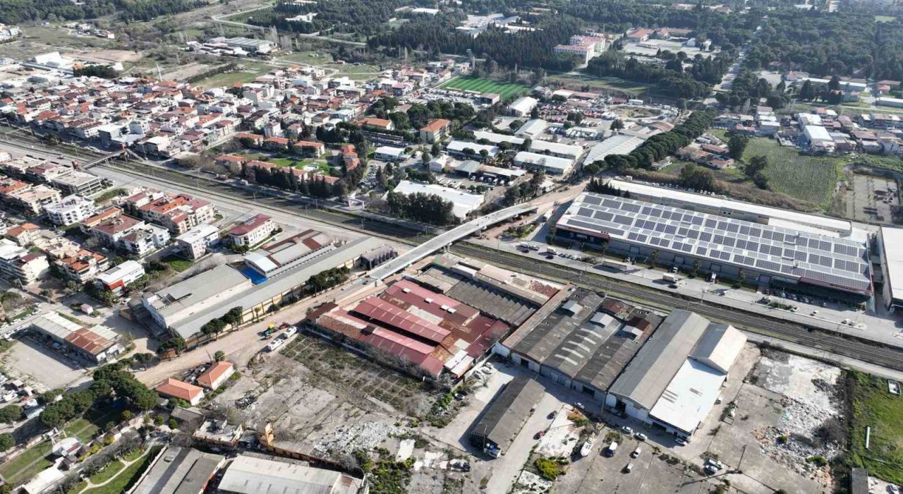 Gaziemir Hava Eğitim Yolu Taşıt Üst Geçidinde köprü yapımı tamamlandı