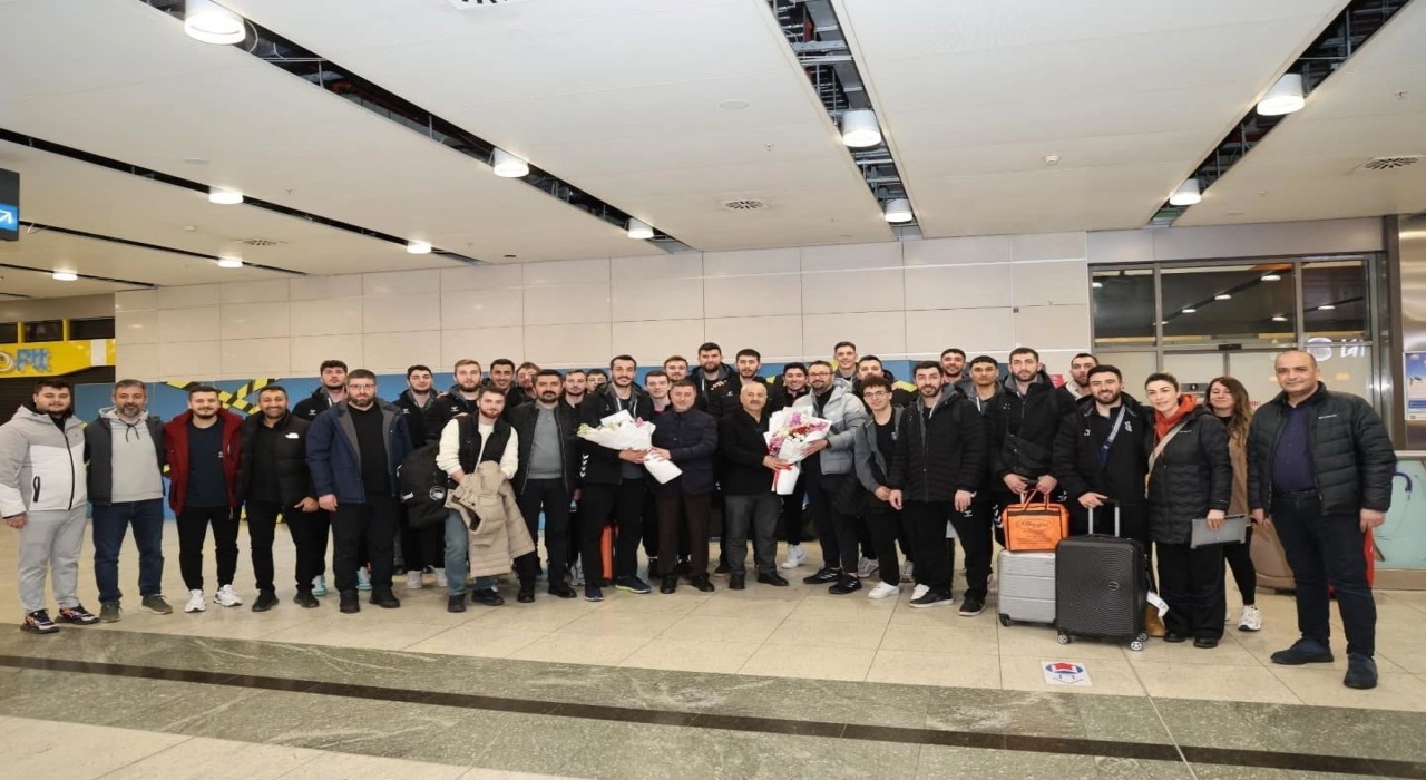 Gebzenin voleybol takımı çiçeklerle karşılandı