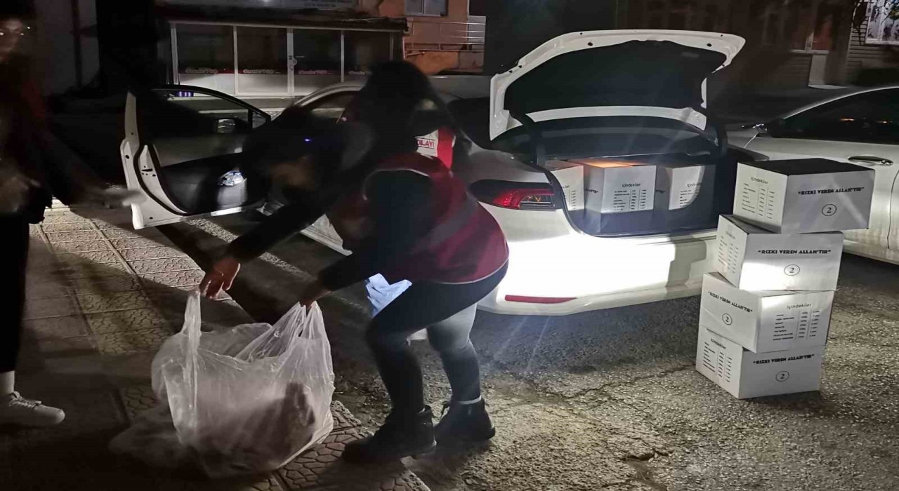 Gedizde Genç Kızılaydan gıda ve nakit yardımı