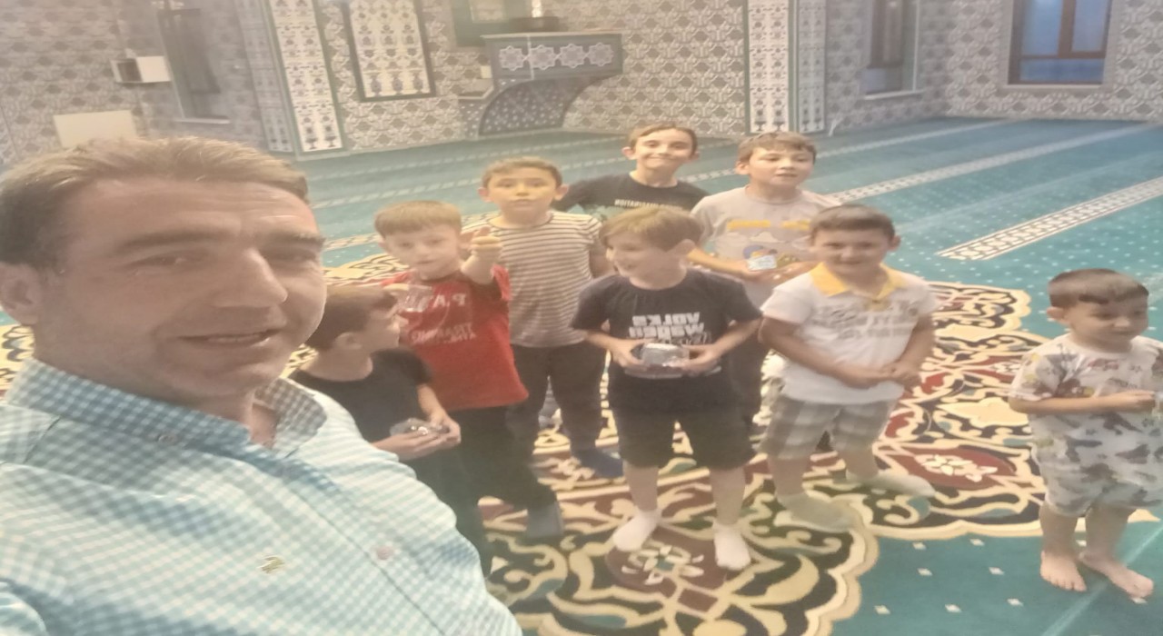 Gedizde İmam-Hatip Ramazan Dinçerden minik cemaatine özel mini market