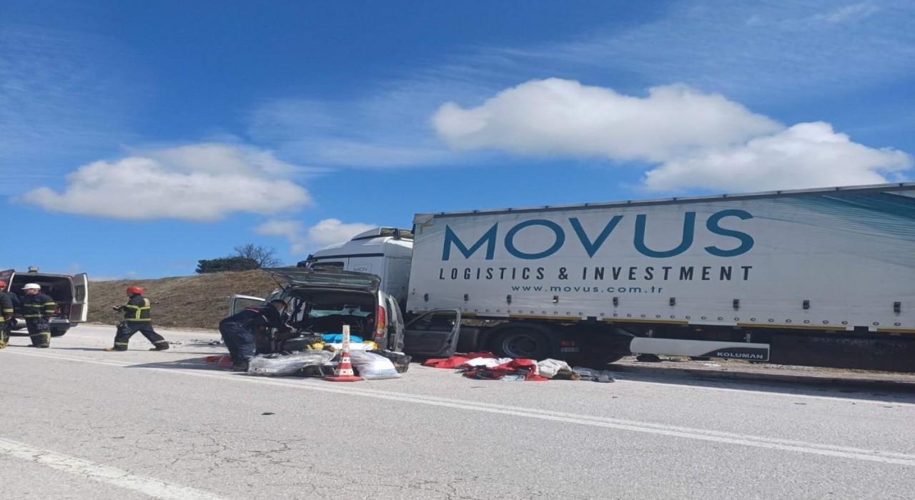Gedizde ticari araç ile tır çarpıştı: 1 ölü, 3 yaralı