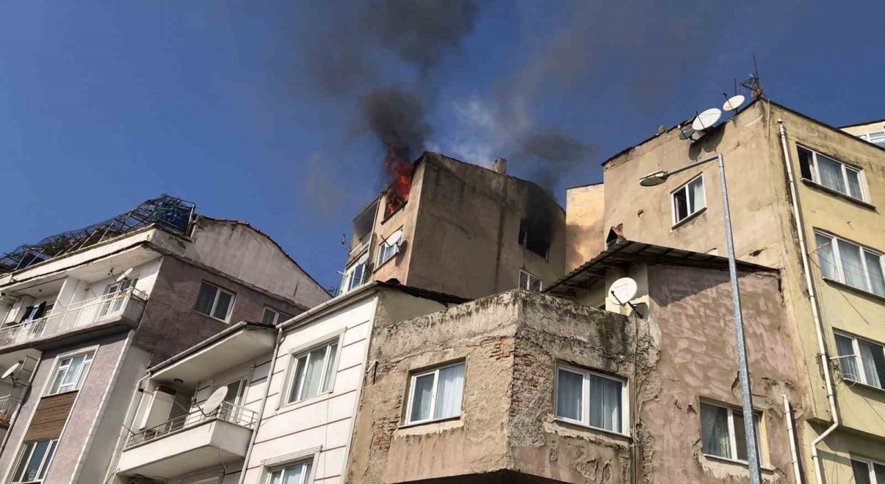 Gemlikte boş daire alev alev yandı