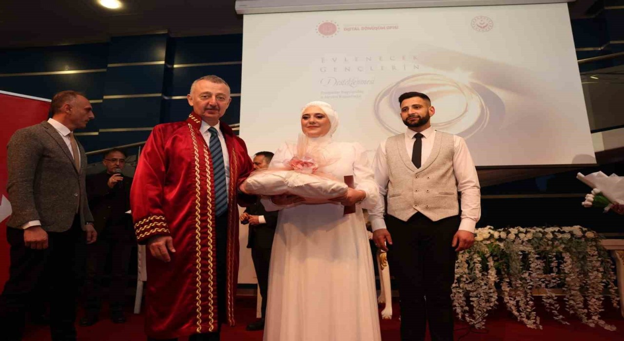 Genç çiftlere büyük destek: Çeyiz paketiyle evlenip, Togga bindiler