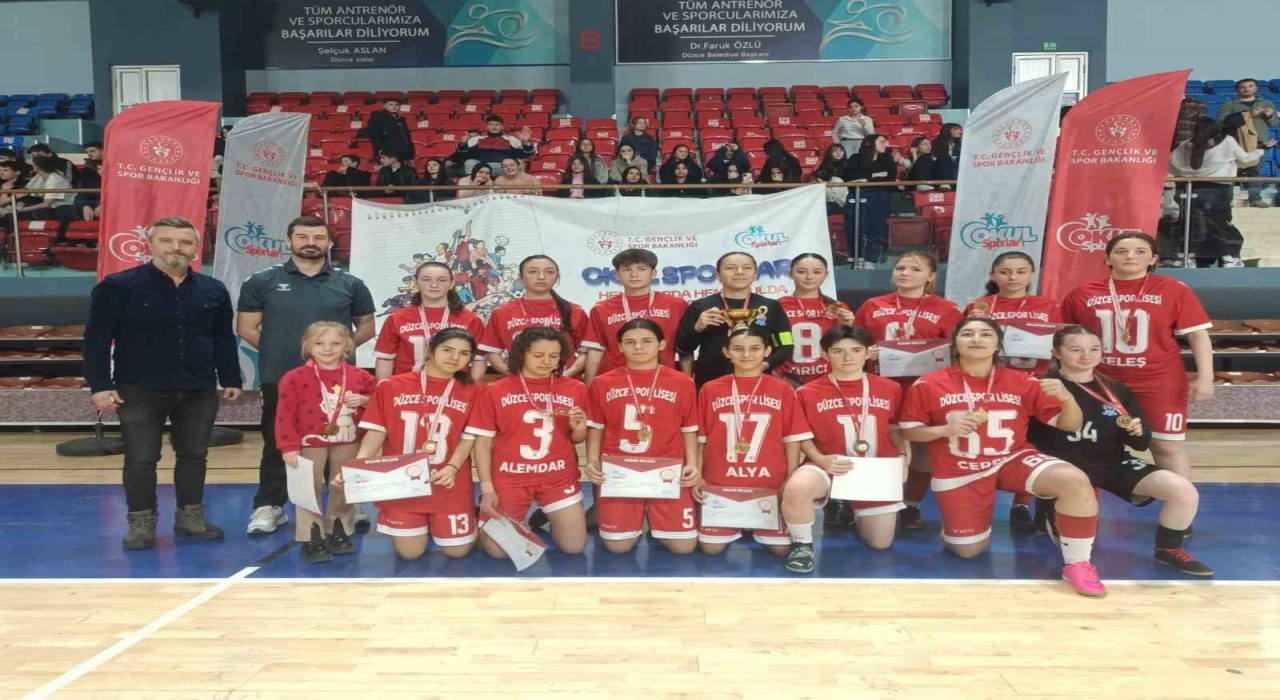 Genç kızlar futsalda şampiyon Spor Lisesi oldu