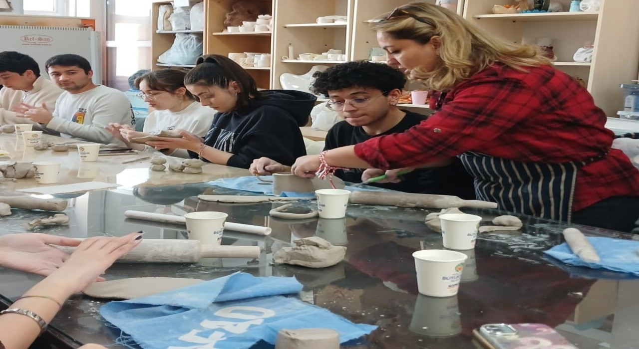 Genç tıpçılar Büyükşehir Sanat Merkezinde seramikle buluştu