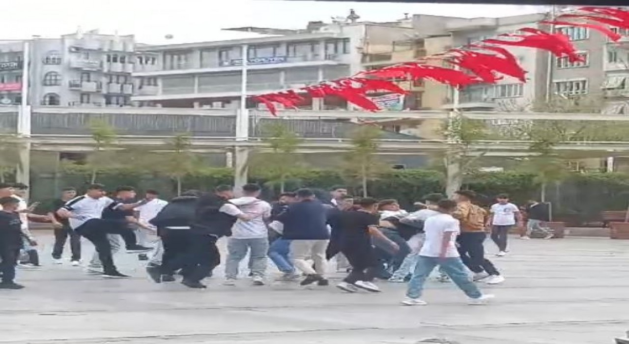 Gençlerin kavgası ortalığı karıştırdı: 1 yaralı