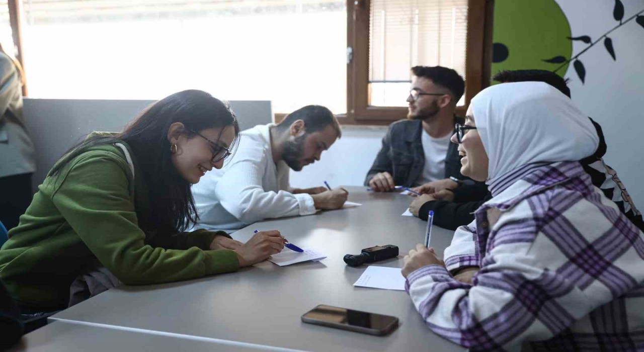 Gençlik Merkezinde pratik İngilizce konuşma etkinliği düzenledi