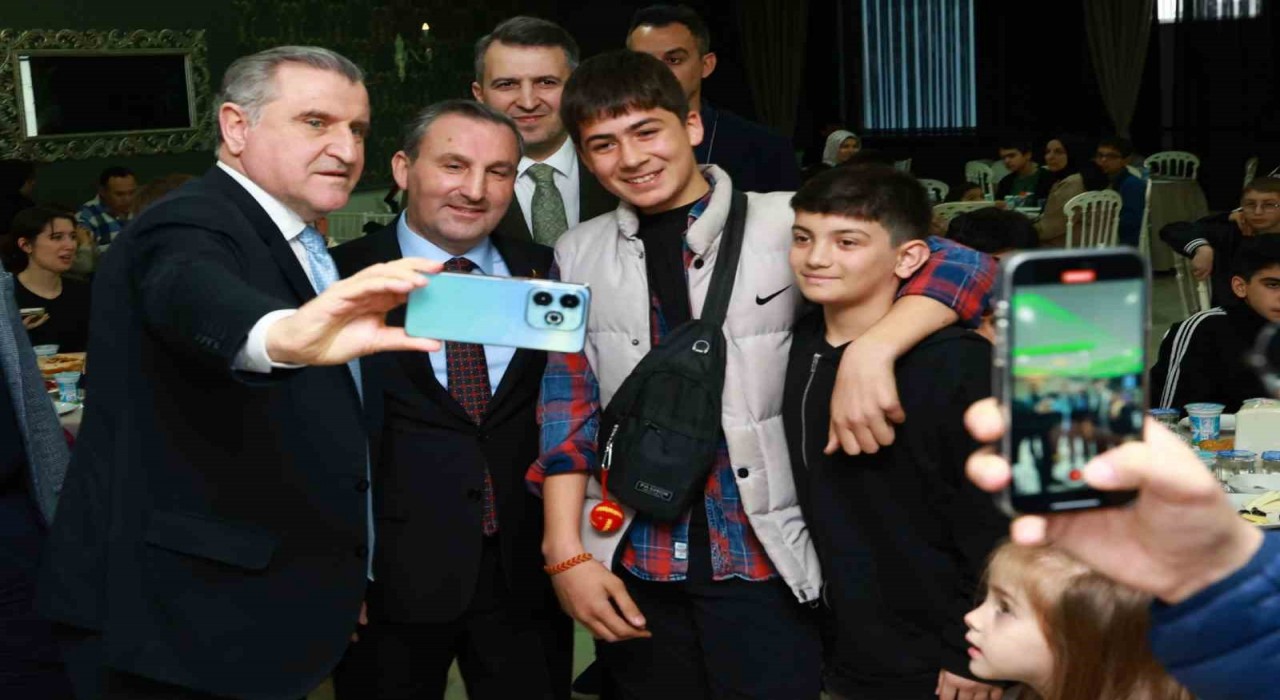 Gençlik ve Spor Bakanı Aşkın Bak: Gençlerin emrindeyiz
