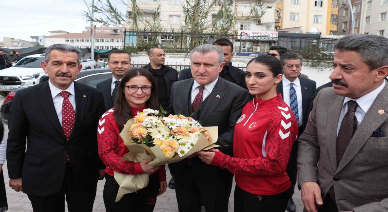 Gençlik ve Spor Bakanı Bak, Şırnakta gençlerle bir araya geldi