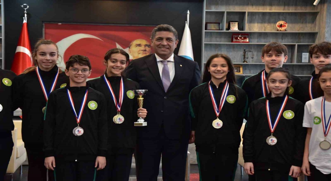 Genel Sekreter Deste şampiyonları ağırladı