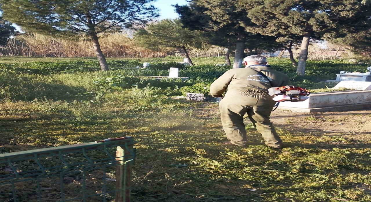 Germencik Belediyesi, bayram öncesi mezarlıklarda bakım çalışması başlattı