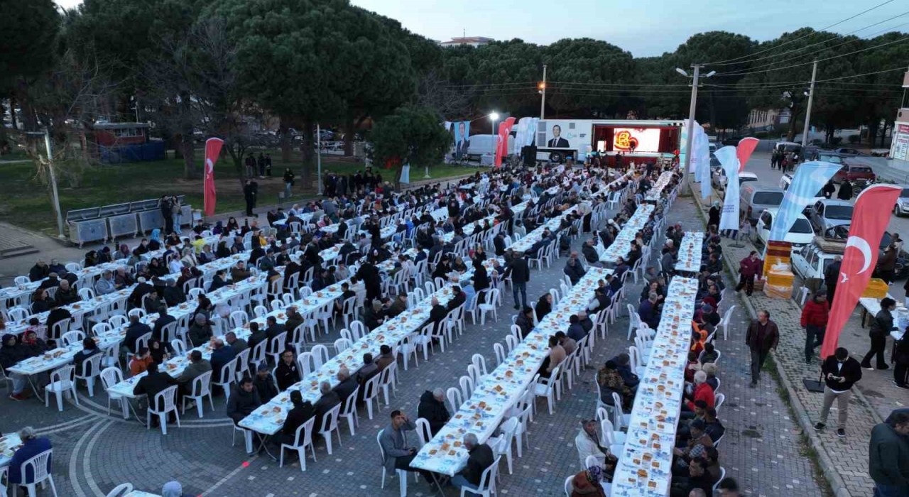 Gömeçte Balıkesir Büyükşehir Belediyesinin iftarına vatandaş akını