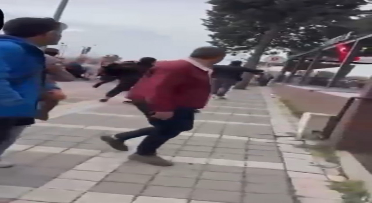 Göstericiler Espressolaba saldırdı: Çıkan arbedede sandalyeler havada uçuştu