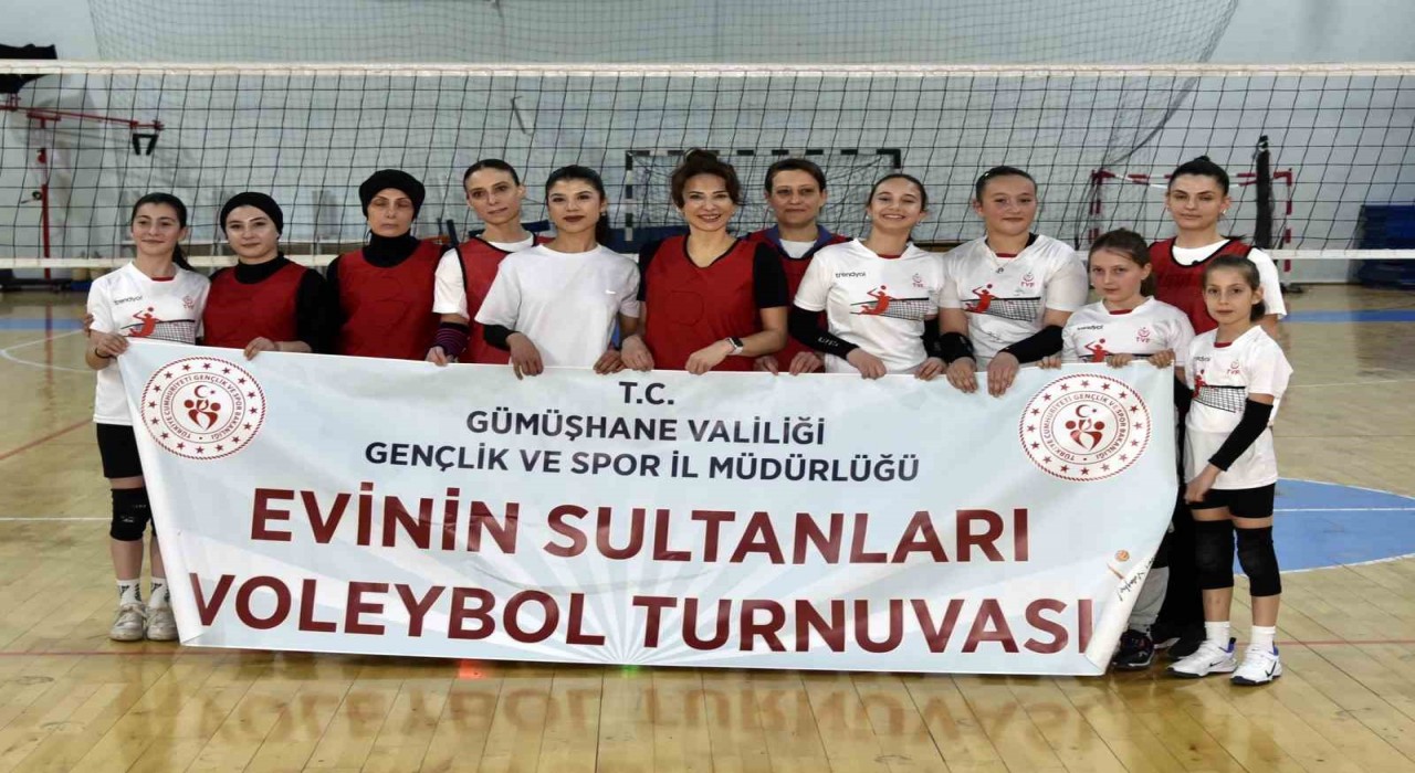 Gümüşhanede anneler ve kızları voleybol maçında karşı karşıya geldi