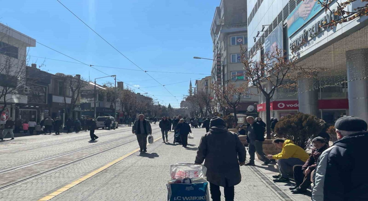 Güneşli havanın etkisiyle vatandaşlar kent merkezinde yoğunluk oluşturdu