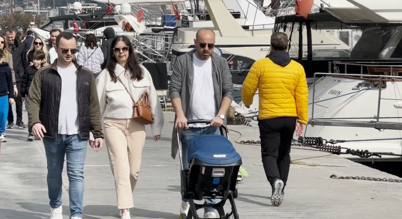 Güneşli havayı fırsat bilen vatandaşlar bayramın ilk gününde Bebek Sahiline akın etti