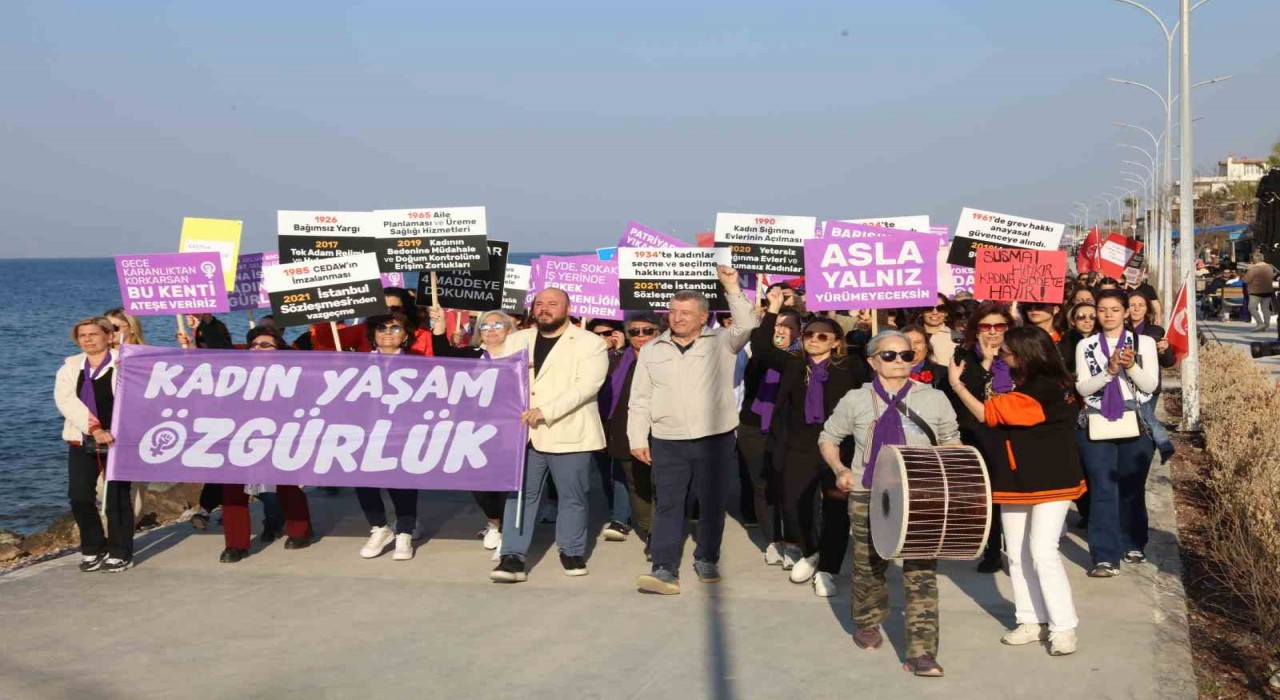Güzelbahçede kadın hakları için tersine yürüyüş düzenlendi