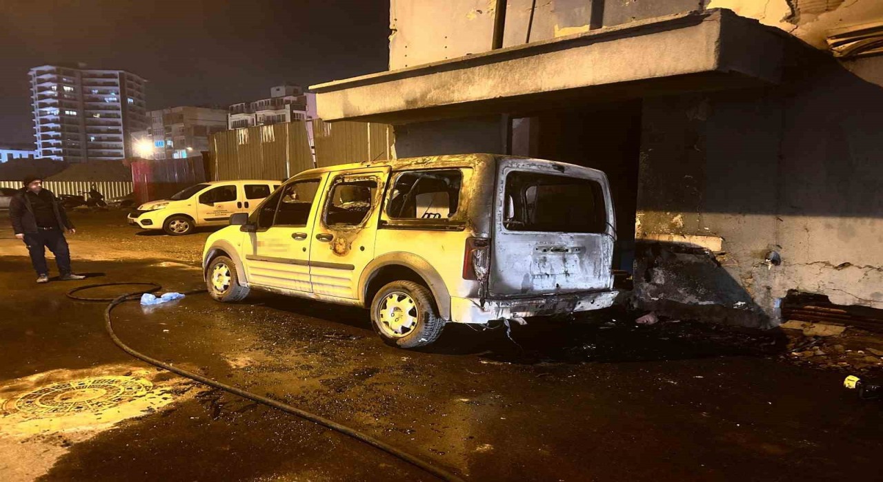 Hafif ticari araç alevler içerisinde kalmıştı kundakladıkları ortaya çıktı