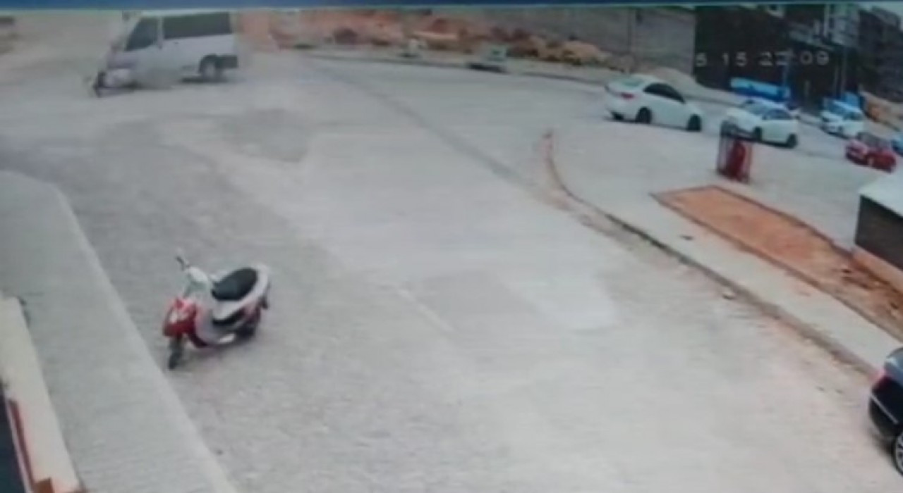 Hafif ticari araçla çarpışan motosikletli hayatını kaybetti: Feci kaza kamerada