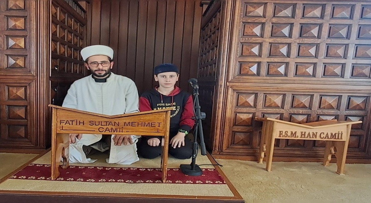 Hafız baba ve oğlu aynı camide ezberden mukabele okuyor