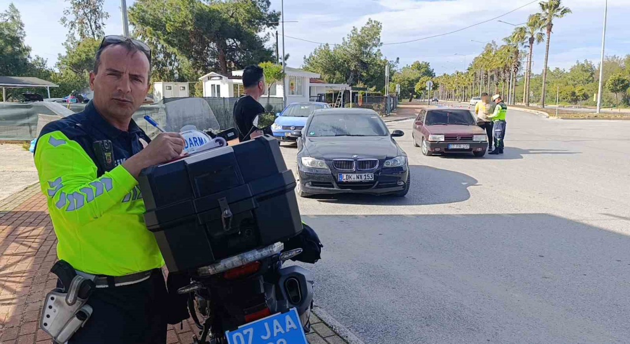 Hak sahibi olmayan sürücünün kullandığı yabancı plakalı araç trafikten men edildi