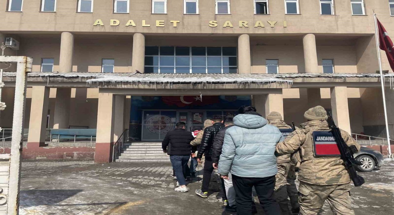 Hakkari jandarması dolandırıcılık şebekesini çökertti: 5 gözaltı