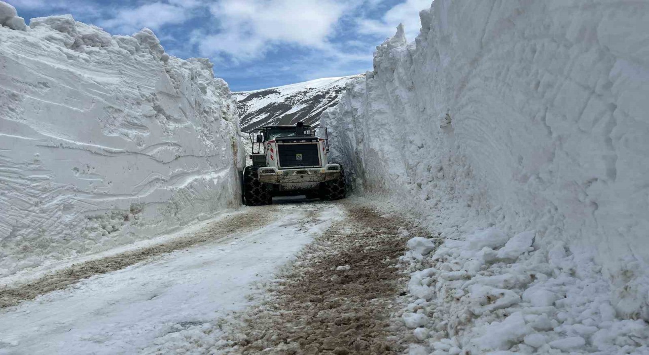 Hakkaride 5 metreyi aşan karda yol açma çalışması
