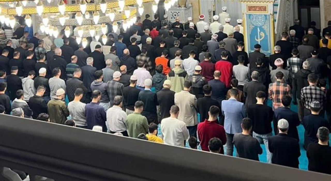 Hakkaride Osmanlıdan kalma bir gelenek olan Enderun Usulü teravih namazı kılındı