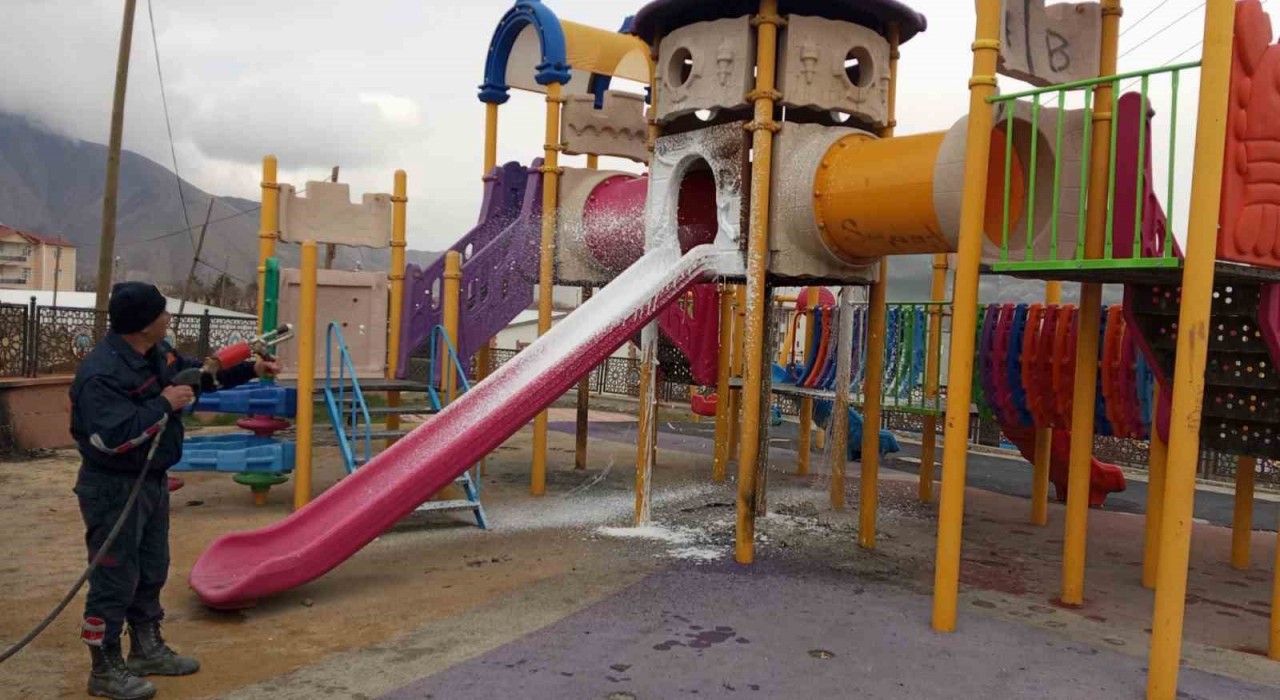 Hakkaride oyun parkı kundaklandı
