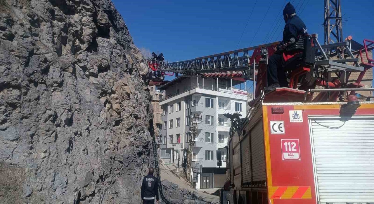 Hakkaride tehlike saçan taşlar güvenli şekilde indirildi