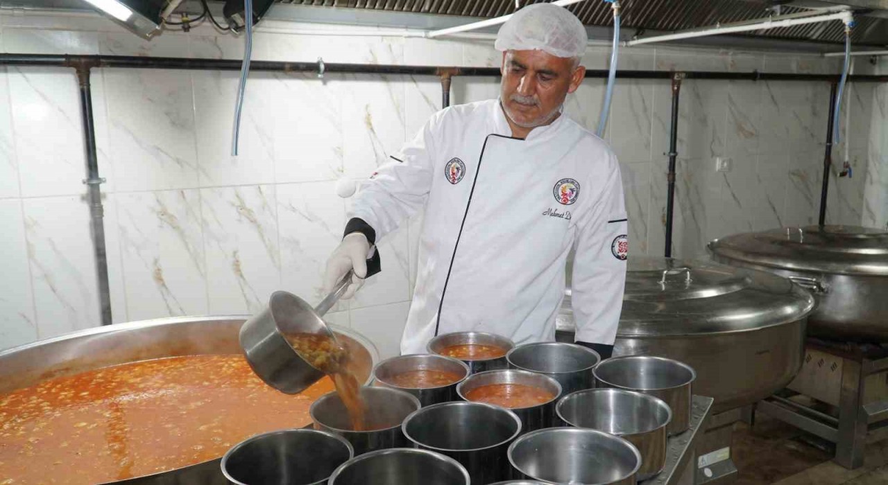 Haliliyede binlerce kişiye iftar yemeği ulaştırılıyor