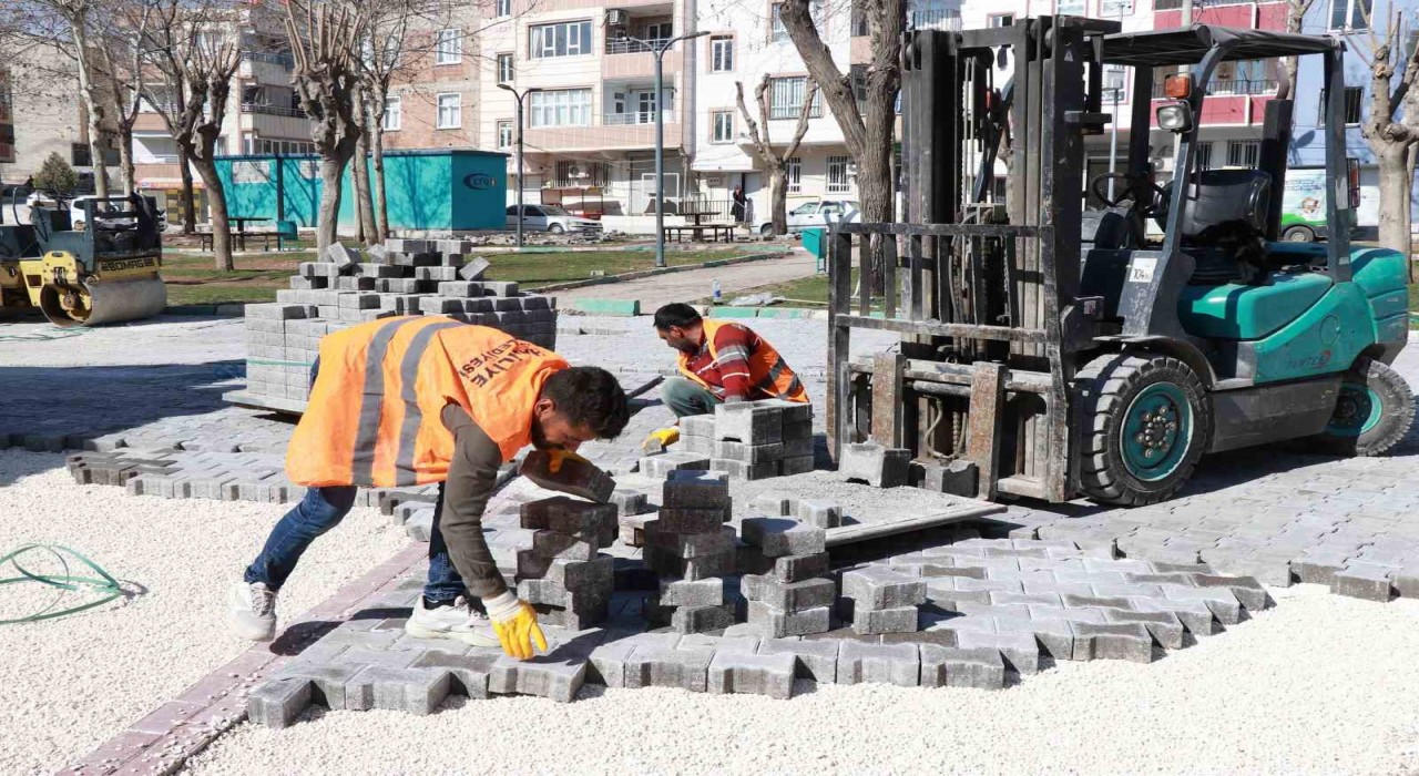 Haliliyede deforme olmuş yollar yenileniyor