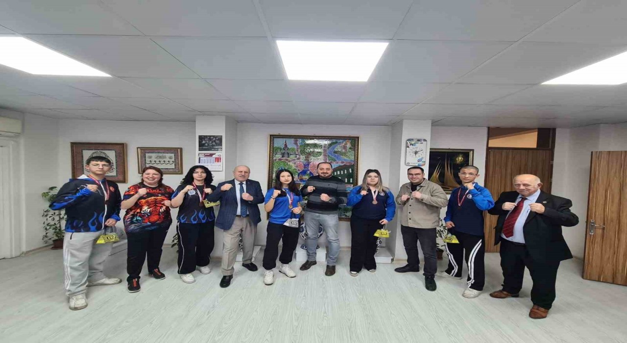 Halk Eğitim Merkezinde eğitim alan madalyalı Kick Bokscular ödüllendirildi